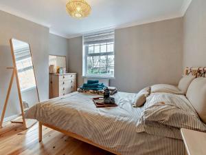 1 dormitorio con cama y ventana en 2 Bed in Beverley 93219, en Beverley