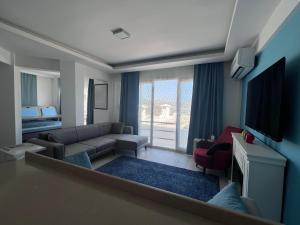 un soggiorno con un divano e una televisione di Love of Bodrum House a Bodrum City