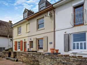 a white house with a stone wall at 3 Bed in Torcross 93956 in Torcross
