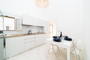 Kuchyň nebo kuchyňský kout v ubytování AcquaMarine by Vivimy + 29 fotografií