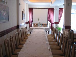 una mesa larga en medio de una habitación con sillas en Villa Rimari, en Ohrid