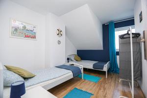 Ένα ή περισσότερα κρεβάτια σε δωμάτιο στο Uroczy Zakątek 1