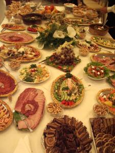 una mesa cubierta con muchos tipos diferentes de comida en Villa Rimari, en Ohrid