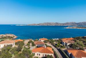 una vista aerea di una casa con tetti arancioni di Discesa a Mare-Villa Esclusiva Vista Caprera a Casale Azara