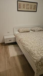 una camera con letto e comodino di Apartment Robi a Umag (Umago)