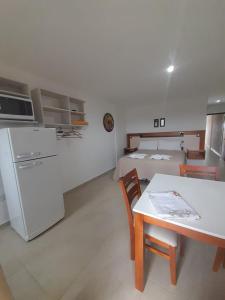 a kitchen with a table and a room with a bed at Apart Terra in Federación