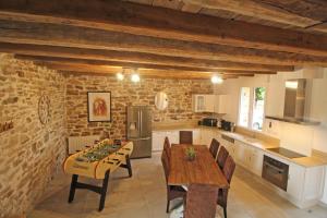 - une cuisine avec une table et des chaises dans la chambre dans l'établissement La reserve, à Saint-Yrieix-la-Perche