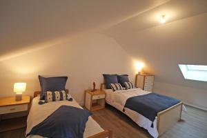 - une chambre avec 2 lits dotés d'oreillers bleus dans l'établissement La reserve, à Saint-Yrieix-la-Perche