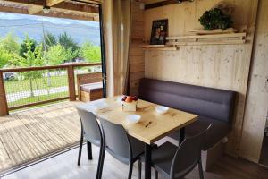 mesa y sillas en una habitación con ventana grande en Camping Colombres en Colombres