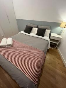 バルセロナにあるThe Room Goticoのベッドルーム1室(大型ベッド1台、ストライプ毛布付)
