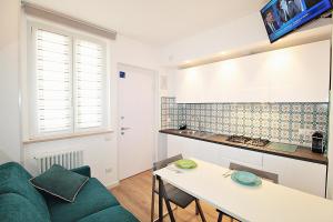 eine Küche und ein Wohnzimmer mit einem Sofa und einem Tisch in der Unterkunft Casa Vacanze del Vicario in San Benedetto del Tronto