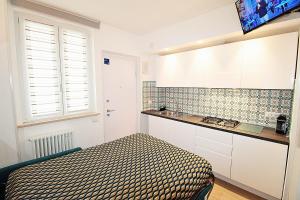 uma cozinha com armários brancos e uma bancada em Casa Vacanze del Vicario em San Benedetto del Tronto