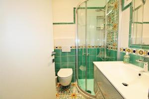 uma casa de banho com um WC, um lavatório e um chuveiro em Casa Vacanze del Vicario em San Benedetto del Tronto