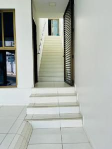 a staircase in a building with white walls and white floors at Flats Manoel Tavares 102 in Garanhuns