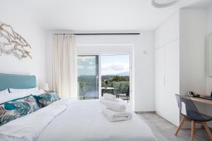 Postel nebo postele na pokoji v ubytování Wellness Villas, Kastellos
