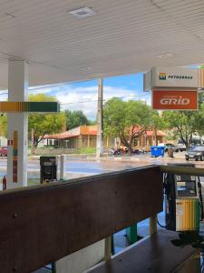 una gasolinera con vistas a un aparcamiento en Pousada Aldo, en Delmiro Gouveia