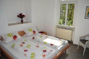 Osann-MonzelにあるWeingut Mathy-Schanzの枕2つが備わるドミトリールームのベッド1台分です。