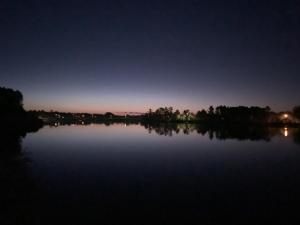 widok na duże jezioro w nocy w obiekcie Bridge Inn Tomahawk - Room 103,1kingBed,Walkout,RiverView w mieście Tomahawk