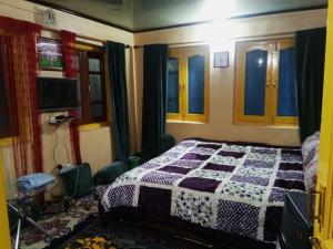 - une chambre avec un lit doté d'une couette dans l'établissement Homestay Hari Parbat, à Srinagar