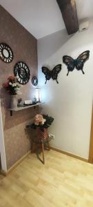クエンカにあるEl Rincon de Aleの蝶が飾られた壁とテーブル