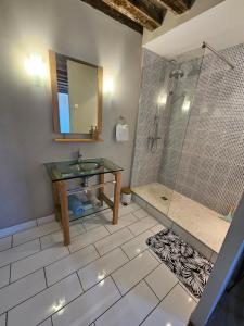 O baie la Chambre avec salle de bain