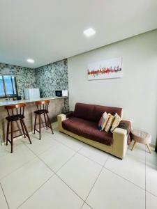 uma sala de estar com um sofá e uma mesa em Flats Manoel Tavares 102 em Garanhuns