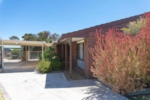 una casa de ladrillo con porche y algunos arbustos en Kangaroo Pause-Home with yard and parking -Free wine, en Hope Valley