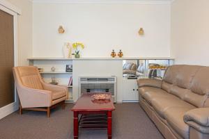 - un salon avec un canapé et une table dans l'établissement Vintage Charm in Vale Park, à Broadview