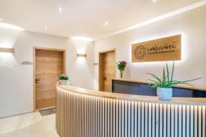 una hall di un salone con reception di Landjuwel Ferienwohnungen a Herbertingen