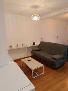 - un salon avec un canapé et une table dans l'établissement Apartamento Calle Concepción Pleno Centro, à Cordoue