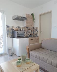 uma sala de estar com um sofá e uma mesa em Sunčani apartman 1 em Krupanj