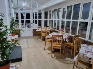 Un restaurant u otro lugar para comer en The Monkey Puzzle