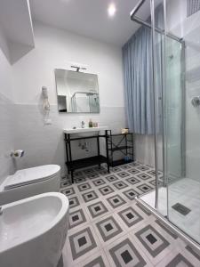 La salle de bains est pourvue de toilettes, d'un lavabo et d'une douche. dans l'établissement Elios Badino B&B, à Terracine