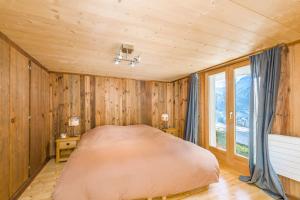 En eller flere senge i et værelse på Beautiful chalet in Val d'Hérens, Evolène