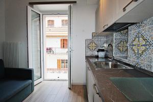kuchnia ze zlewem i oknem w obiekcie Casa Vacanze del Vicario w mieście San Benedetto del Tronto