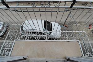 samochód na stojaku w garażu w obiekcie Casa Vacanze del Vicario w mieście San Benedetto del Tronto