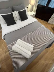 ein Bett mit zwei Handtüchern darüber in der Unterkunft The Room Gotico in Barcelona