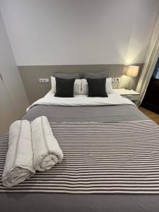 um quarto com uma cama grande e toalhas em The Room Gotico em Barcelona