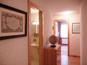 baño con lavabo y tocador con un globo en Apartment Ambassadeur by Interhome, en Villars-sur-Ollon