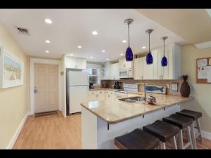 Dapur atau dapur kecil di 4200 GULF DRIVE UNIT 108 home