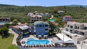 Bazén v ubytovaní Amarylis Beachfront Studios alebo v jeho blízkosti