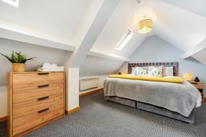 Un pat sau paturi într-o cameră la Exquisite Blackpool Church