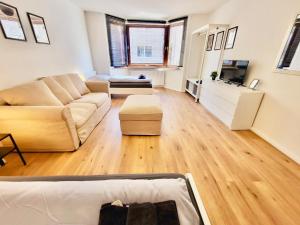 sala de estar amplia con sofá y TV en Frisch sanierte 2-Zimmer-Wohnung bis zu 5 Personen, en Bremen