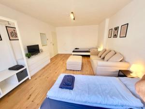 a living room with a bed and a couch at Frisch sanierte 2-Zimmer-Wohnung bis zu 5 Personen in Bremen