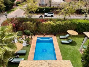 - une vue sur la piscine dans la cour dans l'établissement Villa Sofia - Golf Amelkis Marrakech, à Marrakech