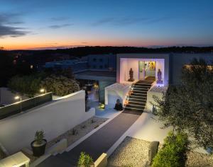 uma vista para uma casa com escadas à noite em Monvidal Residence - Adults Only em Pula