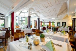 Een restaurant of ander eetgelegenheid bij Hotel Traube am See