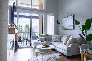 Χώρος καθιστικού στο Brand New Penthouse with Lake and Mtn Views