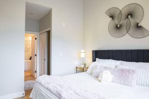 Ένα ή περισσότερα κρεβάτια σε δωμάτιο στο Brand New Penthouse with Lake and Mtn Views