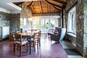 a dining room with a wooden table and chairs at Casa Gianfranco - ACrapa Mangia in Santa Maria di Castellabate